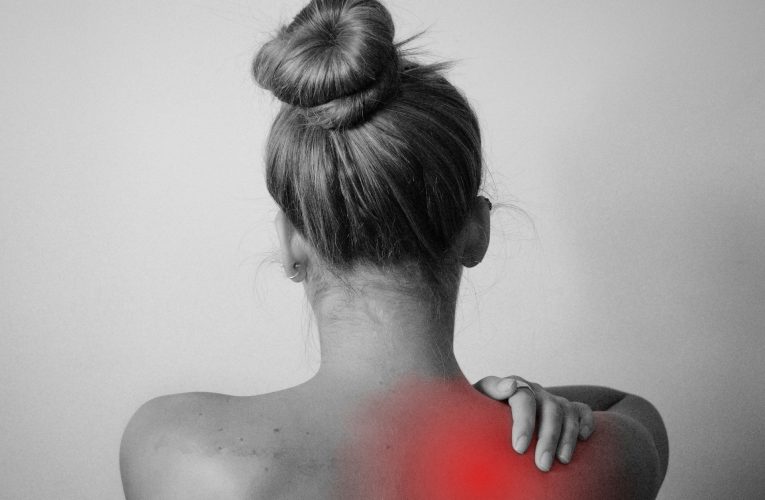 중년 여성의 어깨 통증, “노화가 아니라 질병”